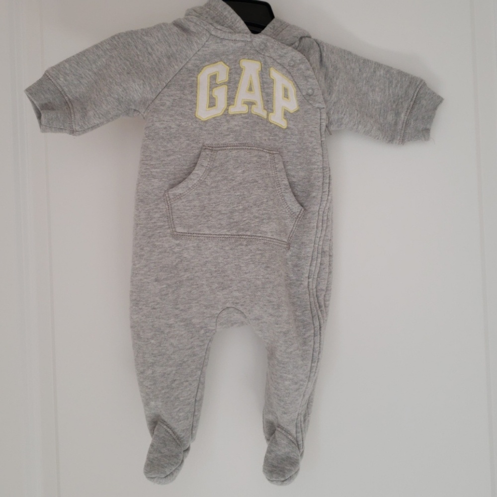 Geneder neutral baby gap body suit.
